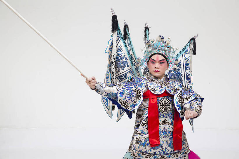 一个人,演员,横图,彩色,白色背景,正面,化妆,北京,中国,亚洲,仅一个人,表演,艺术,造型,鲜艳,头饰,图片,注视,文化,脸谱,观察,看,站着,表情,姿势,摄影,服饰,观看,动作,察看,关注,中国文化,戏剧,民族服饰,演出服,京剧,东亚,国粹,男人,中国人,年轻人,半身,影棚拍摄,化装,中国戏曲,武生,传统文化,赵云,舞台妆,bj174