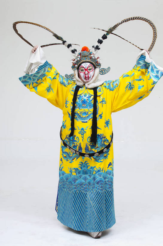 中年人,一个人,演员,竖图,彩色,白色背景,正面,化妆,北京,中国,亚洲,仅一个人,表演,艺术,造型,鲜艳,头饰,图片,注视,文化,脸谱,观察,看,站着,表情,竖,姿势,摄影,服饰,观看,动作,察看,关注,中国文化,戏剧,民族服饰,演出服,京剧,东亚,国粹,美猴王,男人,中国人,全身,影棚拍摄,化装,中国戏曲,武生,传统文化,舞台妆,bj174