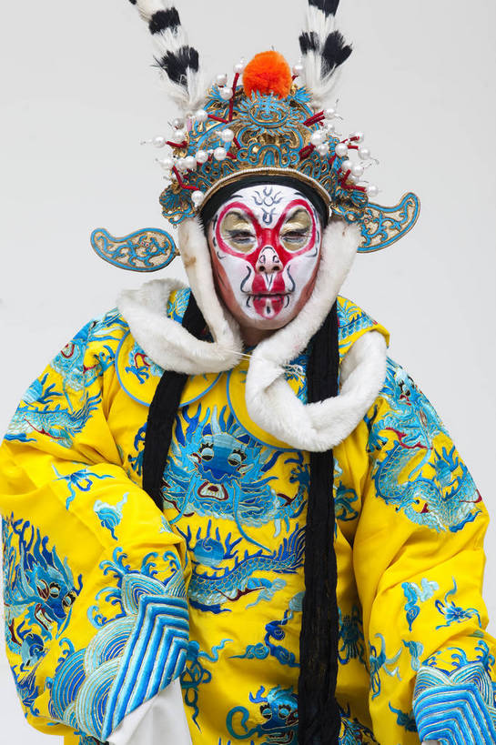中年人,一个人,演员,竖图,彩色,白色背景,正面,化妆,北京,中国,亚洲,仅一个人,表演,艺术,造型,鲜艳,头饰,图片,注视,文化,脸谱,观察,看,站着,表情,竖,姿势,摄影,服饰,观看,动作,察看,关注,中国文化,戏剧,民族服饰,演出服,京剧,东亚,国粹,美猴王,男人,中国人,半身,影棚拍摄,化装,中国戏曲,武生,传统文化,舞台妆,bj174