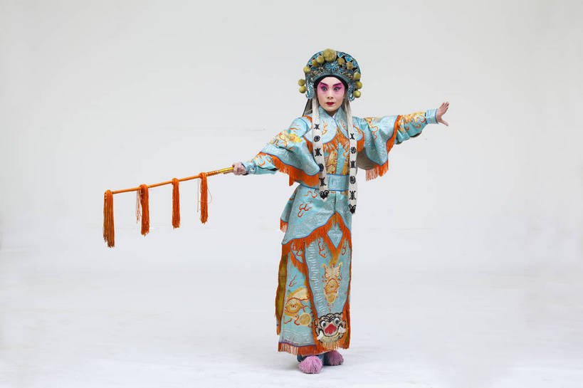 一个人,演员,横图,彩色,白色背景,正面,化妆,北京,中国,亚洲,仅一个人,表演,艺术,造型,鲜艳,头饰,图片,注视,文化,脸谱,观察,看,站着,表情,姿势,摄影,服饰,观看,动作,察看,关注,中国文化,戏剧,民族服饰,演出服,京剧,东亚,国粹,花木兰,女人,中国人,年轻人,全身,影棚拍摄,化装,中国戏曲,传统文化,舞台妆,刀马旦,bj174