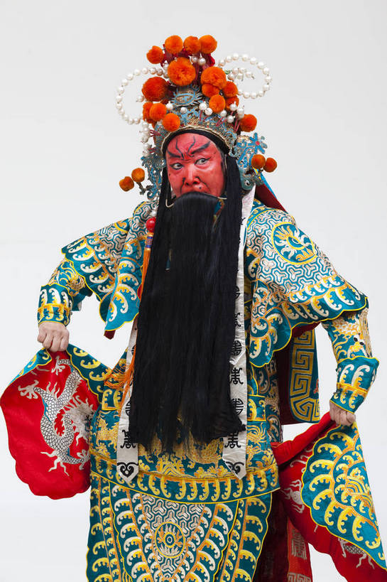 中年人,一个人,演员,竖图,彩色,白色背景,正面,化妆,北京,中国,亚洲,仅一个人,表演,艺术,造型,鲜艳,头饰,图片,注视,文化,脸谱,观察,看,站着,表情,竖,姿势,摄影,服饰,观看,动作,察看,关注,中国文化,戏剧,民族服饰,演出服,京剧,东亚,国粹,美猴王,男人,中国人,半身,影棚拍摄,化装,中国戏曲,武生,传统文化,舞台妆,bj174