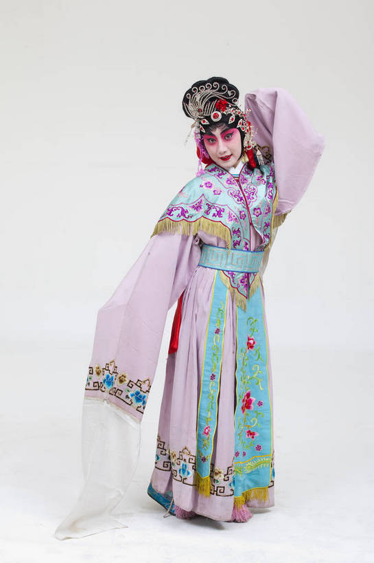 一个人,演员,竖图,彩色,白色背景,正面,化妆,北京,中国,亚洲,仅一个人,表演,艺术,造型,鲜艳,头饰,图片,注视,文化,脸谱,观察,看,站着,表情,竖,姿势,摄影,服饰,观看,动作,察看,关注,中国文化,戏剧,民族服饰,演出服,京剧,东亚,国粹,花旦,女人,中国人,年轻人,全身,影棚拍摄,化装,中国戏曲,传统文化,舞台妆,bj174