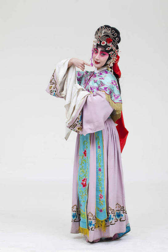 一个人,演员,竖图,彩色,白色背景,正面,化妆,北京,中国,亚洲,仅一个人,表演,艺术,造型,鲜艳,头饰,图片,注视,文化,脸谱,观察,看,站着,表情,竖,姿势,摄影,服饰,观看,动作,察看,关注,中国文化,戏剧,民族服饰,演出服,京剧,东亚,国粹,花旦,女人,中国人,年轻人,半身,影棚拍摄,化装,中国戏曲,传统文化,舞台妆,bj174