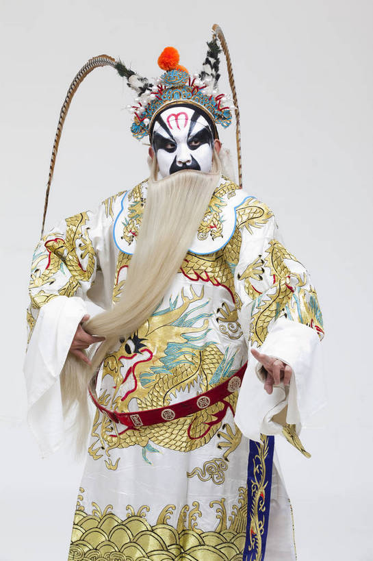 中年人,一个人,演员,竖图,彩色,白色背景,正面,化妆,北京,中国,亚洲,仅一个人,表演,神话,艺术,造型,鲜艳,头饰,图片,注视,文化,脸谱,观察,看,站着,表情,竖,姿势,摄影,龙王,服饰,观看,动作,神仙,察看,关注,中国文化,戏剧,传说,民族服饰,演出服,京剧,东亚,戏曲,国粹,中国神话,男人,中国人,半身,影棚拍摄,化装,中国戏曲,传统文化,舞台妆,角色,花脸,净,bj174