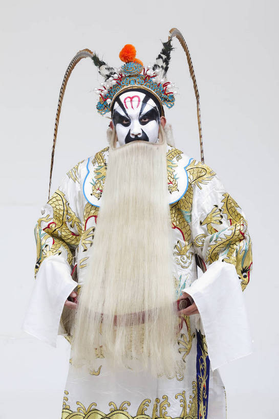 中年人,一个人,演员,竖图,彩色,白色背景,正面,化妆,北京,中国,亚洲,仅一个人,表演,神话,艺术,造型,鲜艳,头饰,图片,注视,文化,脸谱,观察,看,站着,表情,竖,姿势,摄影,龙王,服饰,观看,动作,神仙,察看,关注,中国文化,戏剧,传说,民族服饰,演出服,京剧,东亚,戏曲,国粹,中国神话,男人,中国人,半身,影棚拍摄,化装,中国戏曲,传统文化,舞台妆,角色,花脸,净,bj174