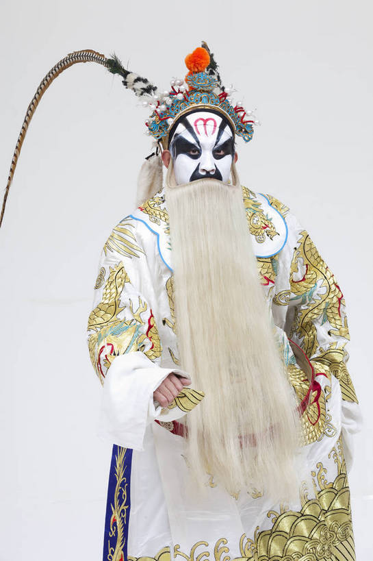 中年人,一个人,演员,竖图,彩色,白色背景,正面,化妆,北京,中国,亚洲,仅一个人,表演,神话,艺术,造型,鲜艳,头饰,图片,注视,文化,脸谱,观察,看,站着,表情,竖,姿势,摄影,龙王,服饰,观看,动作,神仙,察看,关注,中国文化,戏剧,传说,民族服饰,演出服,京剧,东亚,戏曲,国粹,中国神话,男人,中国人,半身,影棚拍摄,化装,中国戏曲,传统文化,舞台妆,角色,花脸,净,bj174