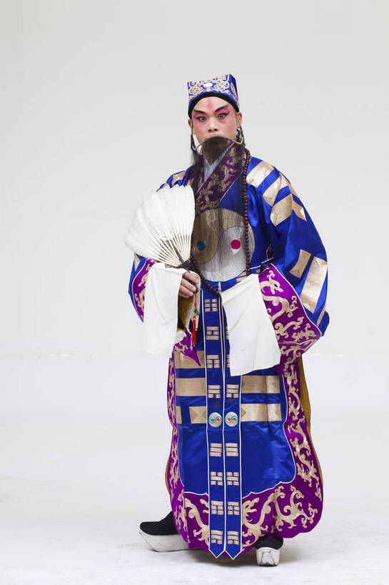 中年人,一个人,演员,竖图,彩色,白色背景,正面,化妆,北京,中国,亚洲,仅一个人,表演,艺术,造型,鲜艳,头饰,图片,注视,文化,脸谱,观察,看,站着,表情,竖,姿势,摄影,服饰,观看,动作,察看,关注,中国文化,戏剧,民族服饰,演出服,京剧,东亚,戏曲,国粹,诸葛亮,男人,中国人,全身,影棚拍摄,化装,中国戏曲,传统文化,舞台妆,角色,老生,须生,正生,bj174