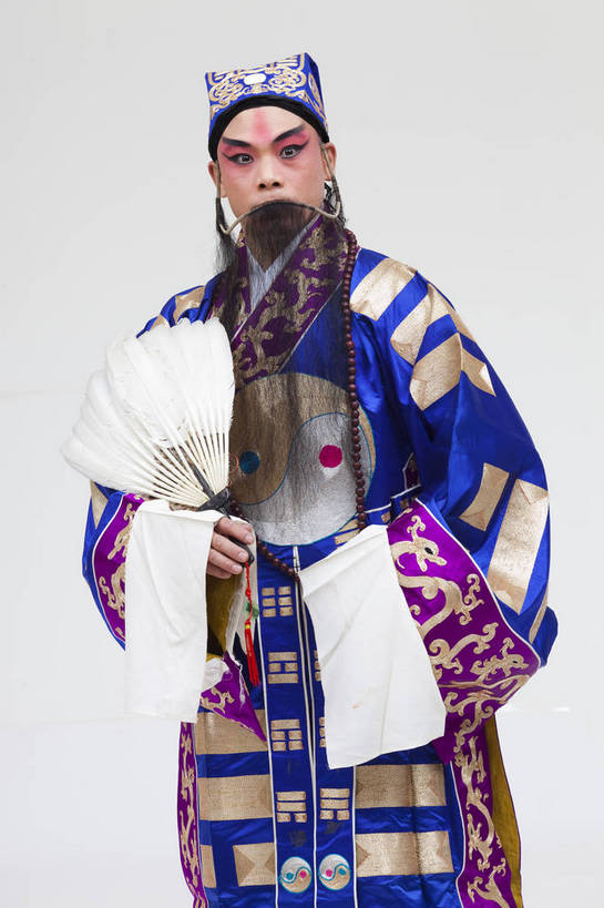 中年人,一个人,演员,竖图,彩色,白色背景,正面,化妆,北京,中国,亚洲,仅一个人,表演,艺术,造型,鲜艳,头饰,图片,注视,文化,脸谱,观察,看,站着,表情,竖,姿势,摄影,服饰,观看,动作,察看,关注,中国文化,戏剧,民族服饰,演出服,京剧,东亚,戏曲,国粹,诸葛亮,男人,中国人,半身,影棚拍摄,化装,中国戏曲,传统文化,舞台妆,角色,老生,须生,正生,bj174