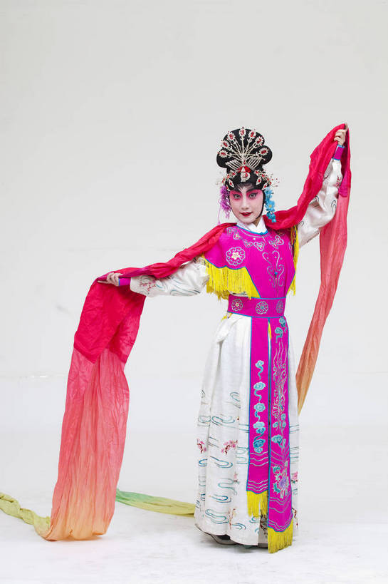 一个人,演员,竖图,彩色,白色背景,正面,化妆,北京,中国,亚洲,仅一个人,表演,艺术,造型,鲜艳,头饰,图片,注视,文化,脸谱,观察,看,站着,表情,竖,姿势,摄影,服饰,观看,动作,察看,关注,中国文化,戏剧,民族服饰,演出服,京剧,东亚,国粹,青衣,女人,中国人,年轻人,全身,影棚拍摄,化装,中国戏曲,传统文化,天女,舞台妆,bj174