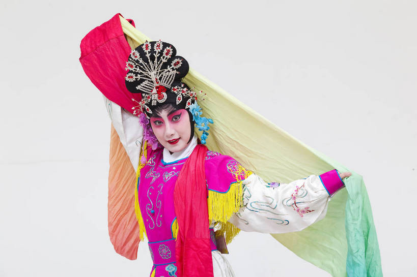 一个人,演员,横图,彩色,白色背景,正面,化妆,北京,中国,亚洲,仅一个人,表演,艺术,造型,鲜艳,头饰,图片,注视,文化,脸谱,观察,看,站着,表情,姿势,摄影,服饰,观看,动作,察看,关注,中国文化,戏剧,民族服饰,演出服,京剧,东亚,国粹,青衣,女人,中国人,年轻人,半身,影棚拍摄,化装,中国戏曲,传统文化,天女,舞台妆,bj174