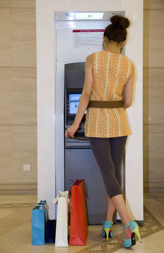 东方人,一个人,商店,站,竖图,彩色,室内,白天,高跟鞋,时尚,快乐,纯洁,消费,取款机,商场,北京,中国,亚洲,仅一个女性,仅一个人,商品,图片,购物袋,首都,休闲装,顾客,背面,衣服,休闲,活力,可爱,乐趣,童年,童趣,摄影,生活方式,等待,盘发,优美,取款,童真,atm机,东亚,烂漫,无邪,自动柜员机,中华人民共和国,北京市,京,北平,华北地区,朝阳区,天真,自动取款机,年轻女性,女人,女性,亚洲人,中国人,年轻人,休闲活动,全身,购物中心,北京CBD,北京商务中心区,世贸天阶,中国北京大北窑,商业活动,bj174