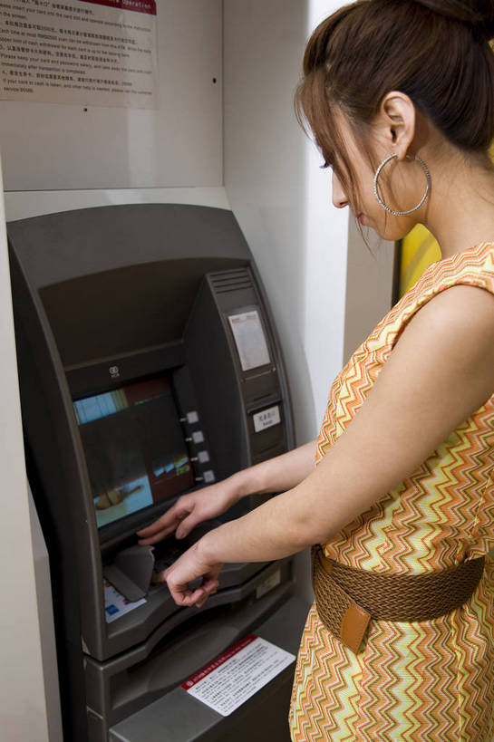 东方人,一个人,商店,站,竖图,彩色,室内,白天,侧面,时尚,快乐,纯洁,消费,取款机,商场,北京,中国,亚洲,仅一个女性,仅一个人,商品,图片,购物袋,首都,休闲装,顾客,衣服,休闲,活力,可爱,乐趣,童年,童趣,摄影,生活方式,等待,盘发,优美,取款,童真,atm机,东亚,烂漫,无邪,自动柜员机,中华人民共和国,北京市,京,北平,华北地区,朝阳区,天真,自动取款机,年轻女性,女人,女性,亚洲人,中国人,年轻人,休闲活动,半身,购物中心,北京CBD,北京商务中心区,世贸天阶,中国北京大北窑,商业活动,bj174