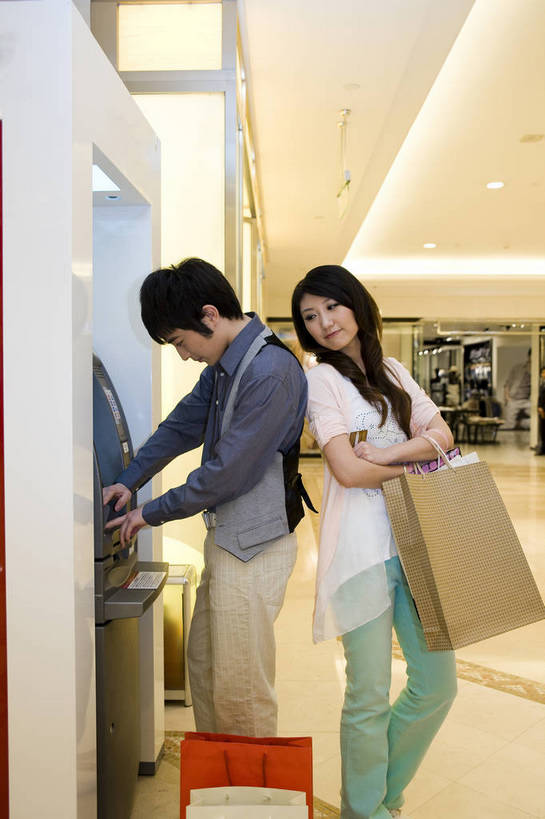 东方人,两个人,商店,站,竖图,彩色,室内,白天,侧面,高跟鞋,爱情,时尚,快乐,纯洁,消费,取款机,商场,北京,中国,亚洲,商品,图片,购物袋,首都,休闲装,顾客,衣服,休闲,活力,可爱,乐趣,亲密,童年,童趣,金融,摄影,生活方式,经济,等待,盘发,优美,取款,流通,贸易,童真,atm机,东亚,烂漫,无邪,自动柜员机,中华人民共和国,北京市,京,北平,华北地区,朝阳区,天真,自动取款机,男人,男性,年轻男性,年轻女性,女人,女性,亚洲人,中国人,年轻人,情侣,休闲活动,全身,购物中心,北京CBD,北京商务中心区,世贸天阶,中国北京大北窑,商业活动,bj174