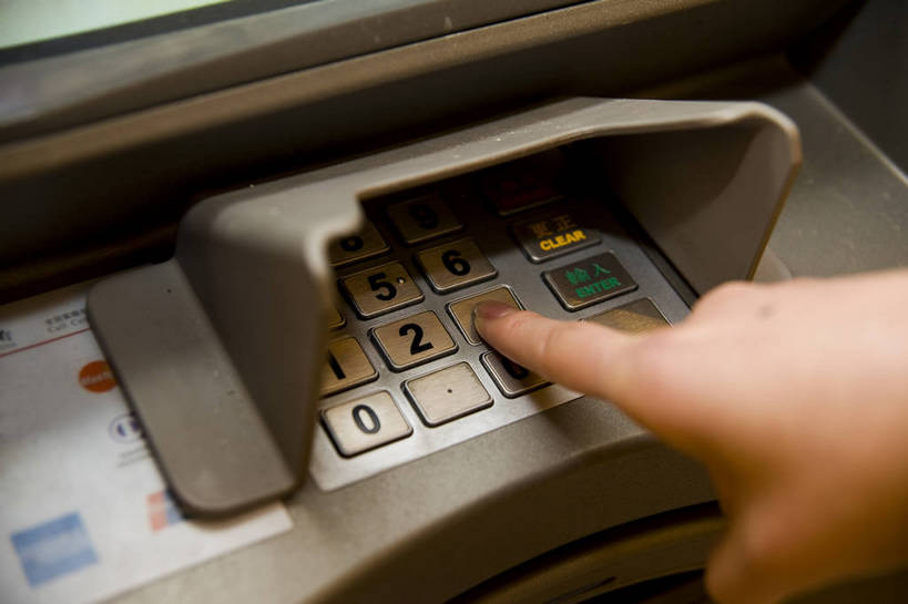 东方人,手,一个人,商店,站,横图,彩色,室内,特写,白天,侧面,时尚,快乐,纯洁,消费,取款机,商场,北京,中国,亚洲,仅一个女性,仅一个人,局部,图片,首都,顾客,休闲,活力,可爱,乐趣,童年,童趣,摄影,生活方式,等待,优美,取款,童真,atm机,东亚,烂漫,无邪,自动柜员机,中华人民共和国,北京市,京,北平,华北地区,朝阳区,天真,自动取款机,年轻女性,女人,女性,亚洲人,中国人,年轻人,休闲活动,购物中心,北京CBD,北京商务中心区,世贸天阶,中国北京大北窑,商业活动,bj174