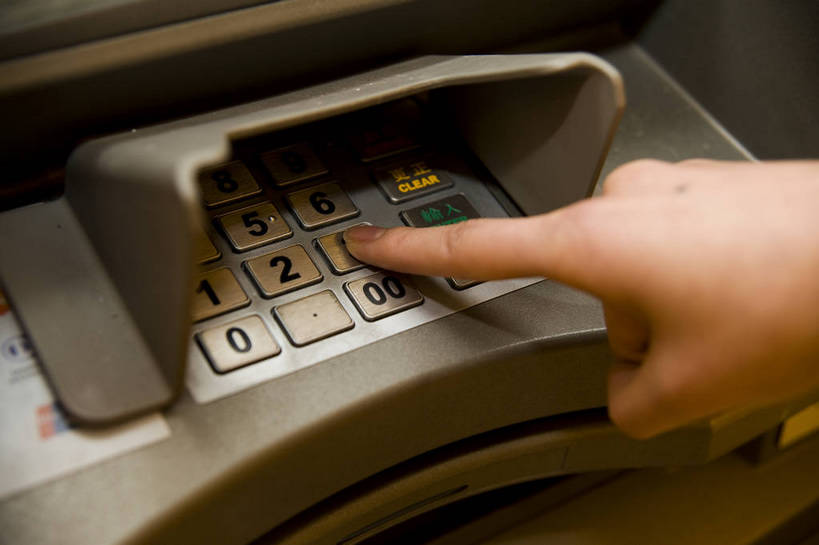 东方人,手,一个人,商店,站,横图,彩色,室内,特写,白天,侧面,时尚,快乐,纯洁,消费,取款机,商场,北京,中国,亚洲,仅一个女性,仅一个人,局部,图片,首都,顾客,休闲,活力,可爱,乐趣,童年,童趣,摄影,生活方式,等待,优美,取款,童真,atm机,东亚,烂漫,无邪,自动柜员机,中华人民共和国,北京市,京,北平,华北地区,朝阳区,天真,自动取款机,年轻女性,女人,女性,亚洲人,中国人,年轻人,休闲活动,购物中心,北京CBD,北京商务中心区,世贸天阶,中国北京大北窑,商业活动,bj174