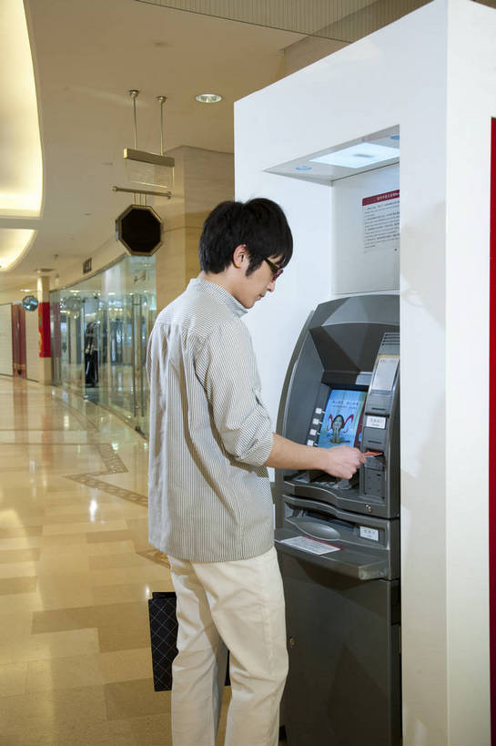 东方人,一个人,商店,站,竖图,彩色,室内,白天,侧面,时尚,快乐,纯洁,消费,取款机,商场,北京,中国,亚洲,仅一个男性,仅一个人,商品,图片,购物袋,首都,休闲装,顾客,衣服,休闲,活力,可爱,乐趣,童年,童趣,摄影,生活方式,等待,优美,取款,童真,atm机,东亚,烂漫,无邪,自动柜员机,中华人民共和国,北京市,京,北平,华北地区,朝阳区,天真,自动取款机,男人,男性,年轻男性,亚洲人,中国人,年轻人,休闲活动,半身,购物中心,北京CBD,北京商务中心区,世贸天阶,中国北京大北窑,商业活动,bj174