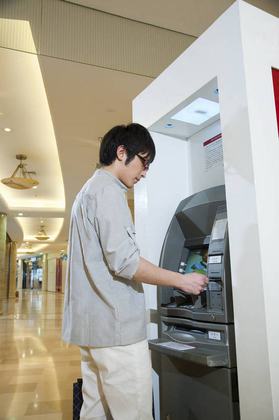 东方人,一个人,商店,站,竖图,彩色,室内,白天,侧面,时尚,快乐,纯洁,消费,取款机,商场,北京,中国,亚洲,仅一个男性,仅一个人,商品,图片,购物袋,首都,休闲装,顾客,衣服,休闲,活力,可爱,乐趣,童年,童趣,摄影,生活方式,等待,优美,取款,童真,atm机,东亚,烂漫,无邪,自动柜员机,中华人民共和国,北京市,京,北平,华北地区,朝阳区,天真,自动取款机,男人,男性,年轻男性,亚洲人,中国人,年轻人,休闲活动,半身,购物中心,北京CBD,北京商务中心区,世贸天阶,中国北京大北窑,商业活动,bj174