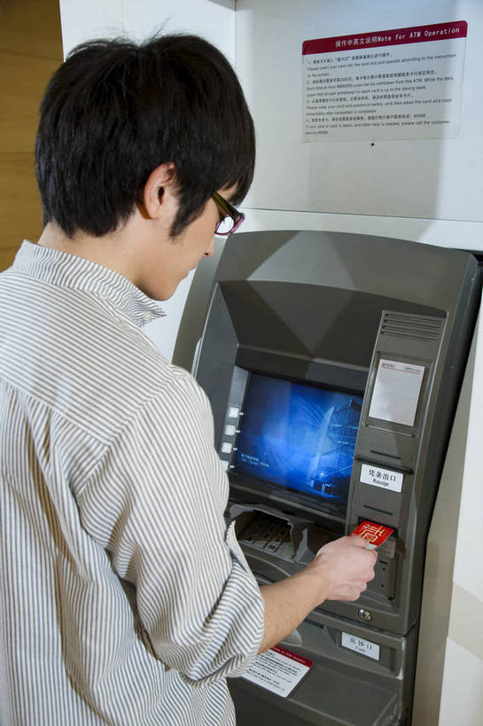东方人,一个人,商店,站,竖图,彩色,室内,白天,侧面,时尚,快乐,纯洁,消费,取款机,商场,北京,中国,亚洲,仅一个男性,仅一个人,商品,图片,购物袋,首都,休闲装,顾客,衣服,休闲,活力,可爱,乐趣,童年,童趣,摄影,生活方式,等待,优美,取款,童真,atm机,东亚,烂漫,无邪,自动柜员机,中华人民共和国,北京市,京,北平,华北地区,朝阳区,天真,自动取款机,男人,男性,年轻男性,亚洲人,中国人,年轻人,休闲活动,半身,购物中心,北京CBD,北京商务中心区,世贸天阶,中国北京大北窑,商业活动,bj174