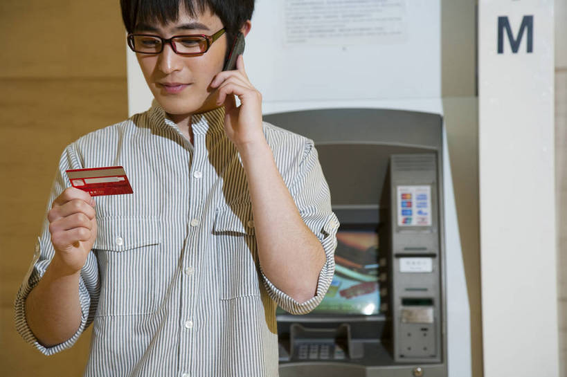东方人,一个人,商店,站,打电话,横图,彩色,室内,白天,正面,时尚,快乐,纯洁,信用卡,消费,取款机,商场,手机,北京,中国,亚洲,仅一个男性,仅一个人,商品,图片,购物袋,首都,休闲装,顾客,衣服,休闲,活力,可爱,乐趣,童年,童趣,摄影,生活方式,等待,优美,取款,童真,atm机,东亚,烂漫,无邪,自动柜员机,中华人民共和国,北京市,京,北平,华北地区,朝阳区,天真,银行卡,自动取款机,男人,男性,年轻男性,亚洲人,中国人,年轻人,休闲活动,半身,购物中心,北京CBD,北京商务中心区,世贸天阶,中国北京大北窑,商业活动,bj174