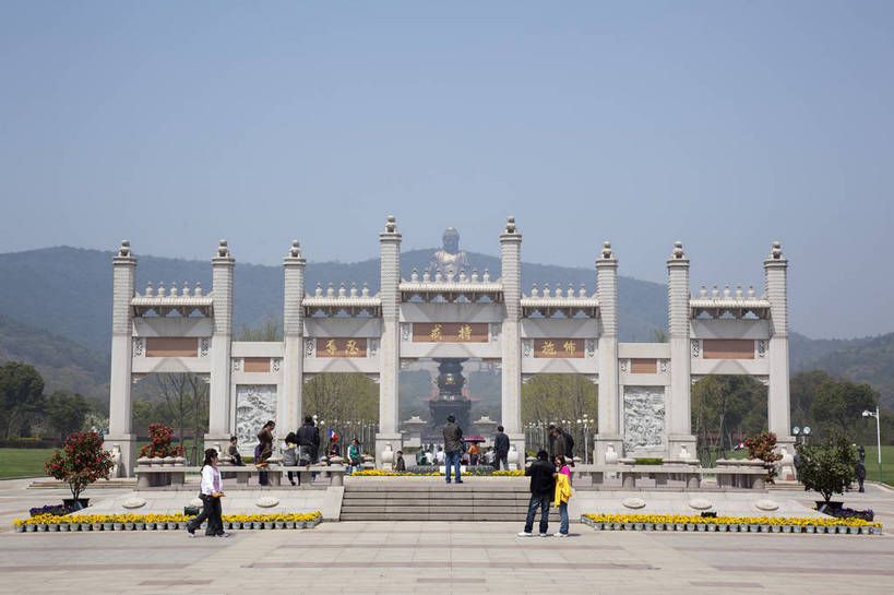 寺庙,横图,彩色,室外,白天,旅游,度假,名胜古迹,标志建筑,地标,建筑,雕塑,中国,亚洲,游人,遗迹,雕像,佛像,图片,景观,建筑群,牌楼,古典,古迹,文物,娱乐,建设,古建筑,江苏,无锡,祥符寺,大佛,享受,休闲,灵山,旅游胜地,放松,摄影,宗教,风光,神圣,中国文化,古文明,东亚,中华人民共和国,门楼,庄严,旅行,传统文化,bj174