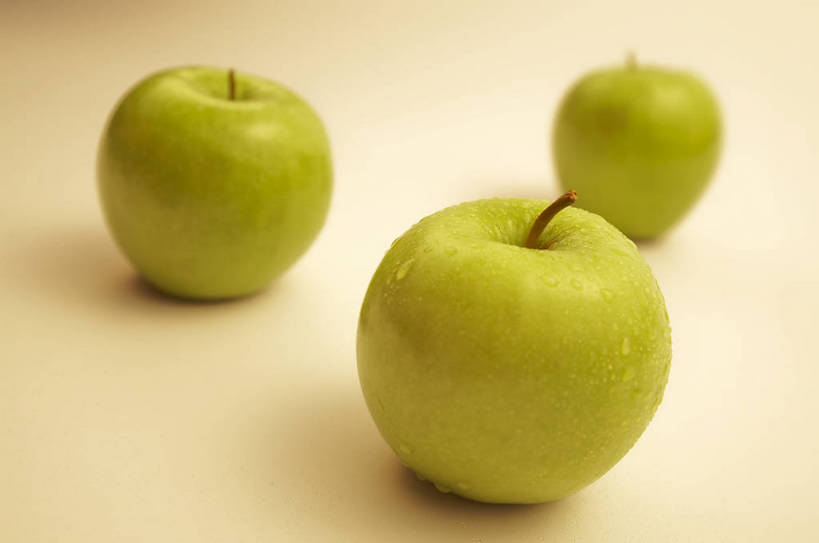 无人,横图,室内,抠图,水,静物,水果,湿,黄色背景,新鲜,水滴,生食,青色,营养,饮食,食物,三个,青苹果,成熟,摄影,有机食品,绿色食品,清新,健康食品,彩图,影棚拍摄,bj174