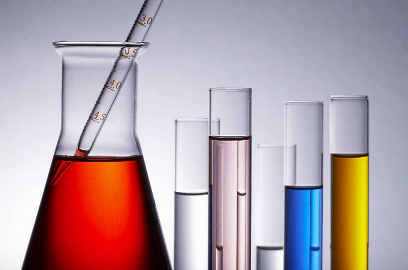 无人,横图,彩色,白色背景,技术,静物,玻璃,许多,研究,透明,科学,化学,滴管,工具,试管,试剂,液体,锥形瓶,实验室,很多,玻璃制品,粉色,黄色,蓝色,科研,精确,严谨,工作台,秩序,bj174