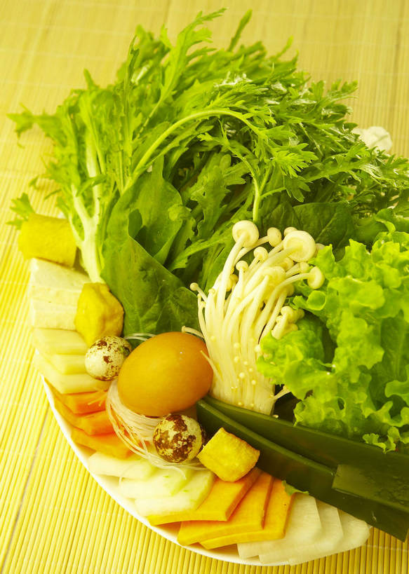 拼盘,无人,竖图,室内,菠菜,蔬菜,静物,餐具,切片,新鲜,金针菇,生菜,食品,美食,饮食,食物,绿色,有机食品,绿色食品,清新,水灵,健康食品,生鲜,茼蒿,影棚拍摄,bj174