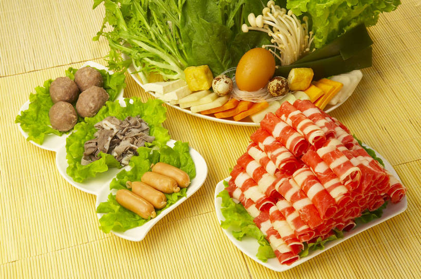 拼盘,无人,横图,室内,菠菜,蔬菜,静物,餐具,切片,新鲜,金针菇,生菜,海带,香肠,食品,餐盘,美食,饮食,食物,有机食品,绿色食品,清新,水灵,狮子头,健康食品,生鲜,茼蒿,影棚拍摄,牛肚,羊肉卷,bj174