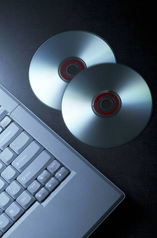 无人,竖图,商务,笔记本电脑,数据,科技,静物,两张,反光,信息,光盘,银色,光碟,流行,音乐,信息技术,存储介质,媒体,储藏,碟片,存储,CD光盘,时髦,物体,硅,CD唱片,CD光碟,产业,色调,沟通,暗调,bj174