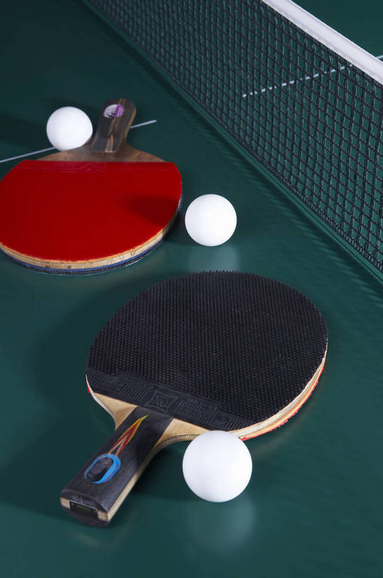 无人,竖图,彩色,棚拍,比赛,运动,竞争,静物,组合,材质,球网,墨绿色,球拍,球类运动,生活,质地,娱乐,黄色,红色,白色,黑色,多个,休闲,健康,积极,激情,爱好,激烈,荣誉,周末,乐观,乒乓球,台面,玩耍,休假,奥运会,运动器材,bj174