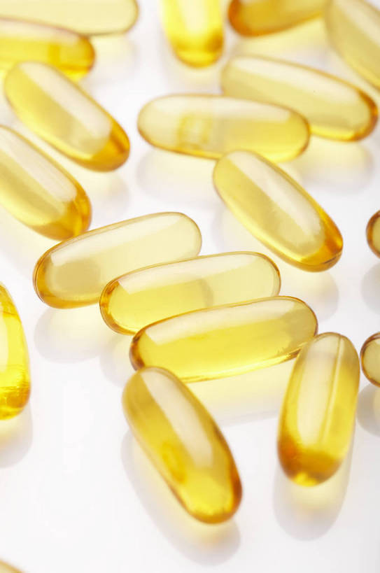 无人,竖图,特写,棚拍,静物,药,半透明,医学,药丸,补品,胶囊,药片,黄色,倒影,盘子,药品,吃药,多个,健康,生病,清晰,治疗,药物,医疗,疾病,维生素,舒缓,剂量,bj174