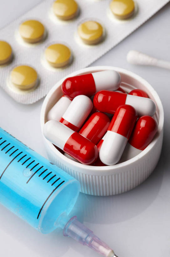 无人,竖图,特写,棚拍,静物,药,半透明,医学,药丸,补品,胶囊,药片,黄色,蓝色,倒影,盘子,药品,吃药,多个,健康,生病,疼痛,棉签,针管,清晰,治疗,药物,医疗,疾病,维生素,舒缓,剂量,bj174