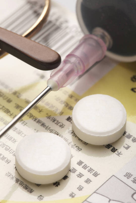 眼睛,无人,竖图,特写,棚拍,背景,静物,书籍,药,半透明,医学,圆形,药丸,补品,胶囊,药片,白色,倒影,药品,吃药,多个,健康,生病,针管,针筒,清晰,治疗,注射,药物,医疗,医疗设备,疾病,注射器,维生素,舒缓,剂量,片状,bj174