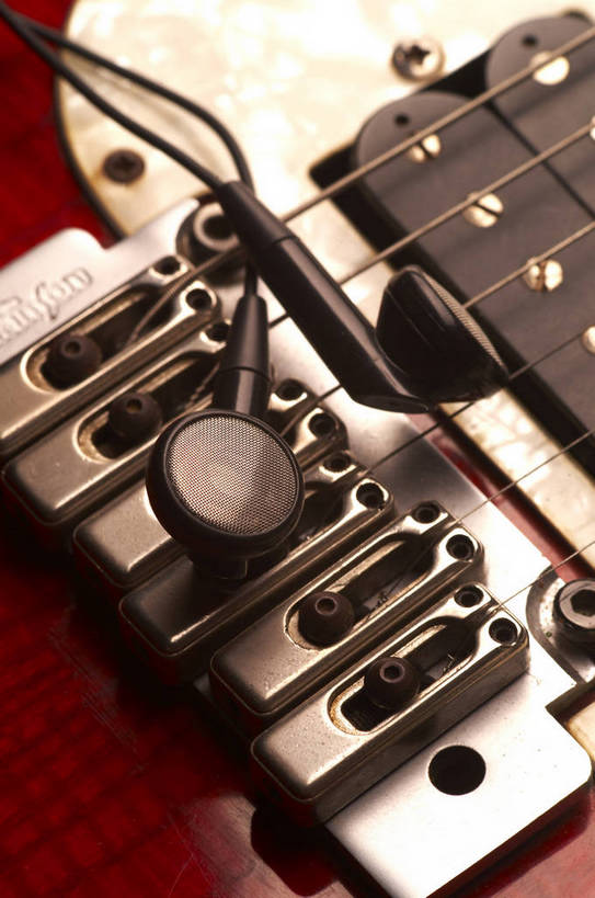 无人,竖图,棚拍,静物,表演,艺术,贝斯,低音吉他,电吉他,吉他,乐器,弦,弦乐器,音乐,听,演奏,娱乐,红色,耳机,节奏,欣赏,韵律,弹拨弦鸣乐器,爱好,创作,电贝斯,弹拨弦乐器,电吉它,bj174