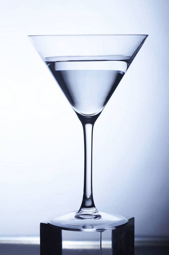 无人,竖图,特写,棚拍,静物,杯子,玻璃,喝,形状,透明,高脚杯,水晶,饮品,背光,生活,营养,饮料,水杯,矿泉水,品味,健康,优雅,简单,情调,逆光,蒸馏水,水晶制品,格调,矿物质,玻璃杯,晶莹,bj174