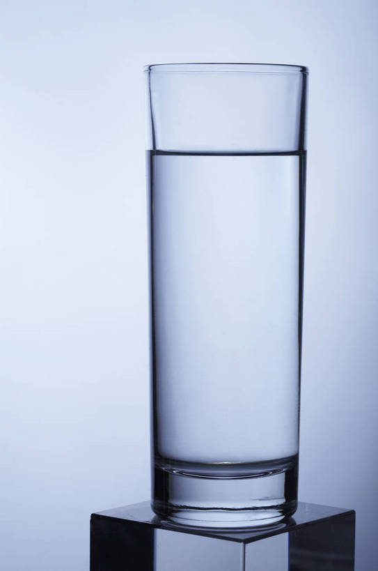 无人,竖图,特写,棚拍,静物,杯子,玻璃,喝,形状,透明,水晶,饮品,背光,生活,营养,饮料,水杯,矿泉水,品味,健康,优雅,简单,情调,逆光,蒸馏水,水晶制品,格调,矿物质,玻璃杯,晶莹,bj174