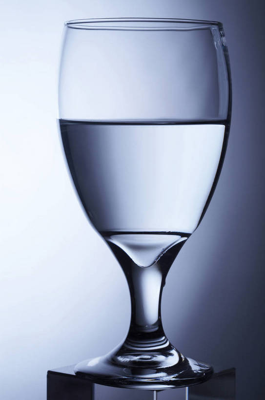 无人,竖图,特写,棚拍,静物,杯子,玻璃,喝,形状,透明,高脚杯,水晶,饮品,背光,生活,营养,饮料,水杯,矿泉水,品味,健康,优雅,简单,情调,逆光,蒸馏水,水晶制品,格调,矿物质,玻璃杯,晶莹,bj174