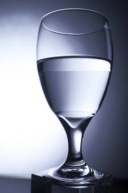 无人,竖图,特写,棚拍,静物,杯子,玻璃,喝,形状,透明,高脚杯,水晶,饮品,背光,生活,营养,饮料,水杯,矿泉水,品味,健康,优雅,简单,情调,逆光,蒸馏水,水晶制品,格调,矿物质,玻璃杯,晶莹,bj174