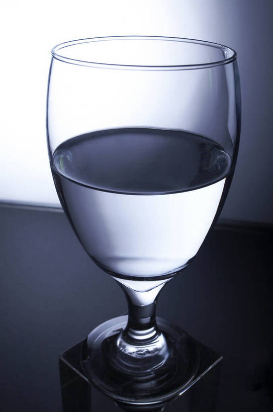 无人,竖图,特写,棚拍,静物,杯子,玻璃,喝,形状,透明,高脚杯,水晶,饮品,背光,生活,营养,饮料,水杯,矿泉水,品味,健康,优雅,简单,情调,逆光,蒸馏水,水晶制品,格调,矿物质,玻璃杯,晶莹,bj174