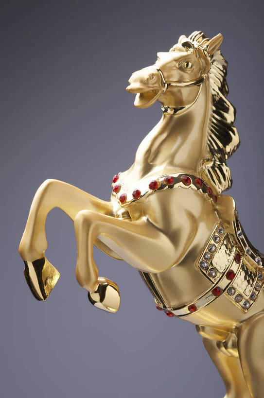 无人,竖图,棚拍,摆设,马,静物,艺术,装饰,金属,东方,工艺品,骏马,概念,金色,精致,昂贵,珍贵,飞奔,象征,精美,红宝石,生动,bj174
