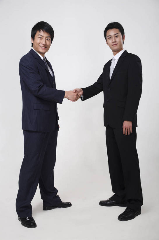 东方人,两个人,商务人士,握手,微笑,竖图,彩色,照片,室内,白色背景,正面,衬衫,西装,商务,安全,成功,合作,团队,职员,亚洲,中年,伸展,套装,正装,平静,人像,工作,领带,年轻,生活,注视,黄种人,现代,东方,两个,白色,观察,看,职业,健康,成年,成人,成熟,色彩,压力,友好,专注,舒展,金融,摄影,影棚,生活方式,经济,观看,宁静,察看,姿态,关注,气质,礼仪,目标,礼貌,和平,安详,贸易,形象,太平,安适,安好,宁靖,接洽,交流,团结,协作,男人,男性,年轻男性,亚洲人,中国人,年轻人,白领,商人,上班族,相片,沟通,站立,衬衣,拍摄,商业,照相,白领阶层,办公室职员,升职,行为,bj174