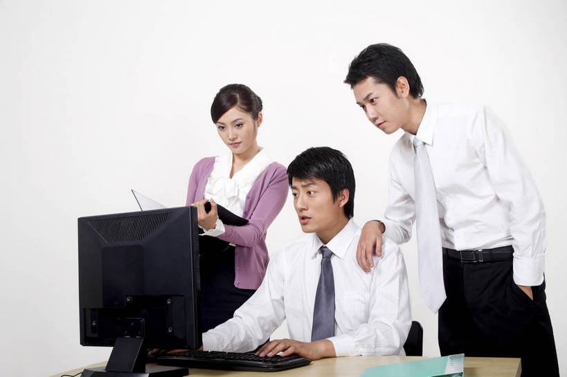 东方人,中年人,三个人,伙伴,朋友,商务人士,商务男性,商务女性,办公室,微笑,横图,彩色,室内,白天,正面,衬衫,制服,商务,讨论,友谊,成功,合作,团队,计划,竞争,职员,电脑,中国,亚洲,学习,套装,正装,研究,会议,办公用品,领带,年轻,注视,职业装,黄种人,东方,三个,站着,行业,职业,精神,美女,战略,金融,职场,经济,仔细,环境,行政,业务,公司,近景,商务装,贸易,管理人员,工薪阶层,联合,合谋,细心,细致,管理,交流,配合,认真,协作,男人,男性,女人,女性,亚洲人,中国人,年轻人,白领,商人,上班族,员工,沟通,坐着,衬衣,西服,办公,商业,白领阶层,办公室职员,bj174