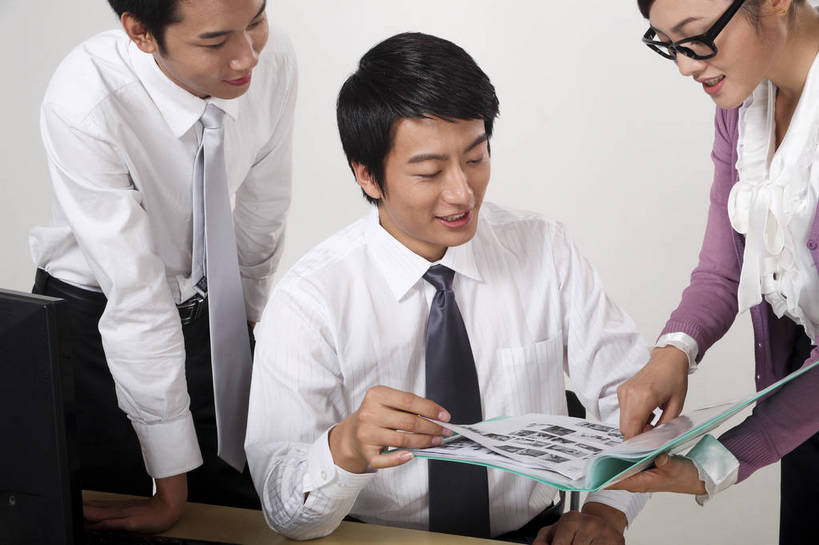 东方人,中年人,三个人,伙伴,朋友,商务人士,商务男性,商务女性,办公室,微笑,横图,彩色,室内,白天,正面,衬衫,制服,商务,讨论,友谊,成功,合作,团队,计划,签字,竞争,职员,电脑,中国,亚洲,学习,套装,正装,研究,会议,文件,办公用品,领带,年轻,注视,职业装,黄种人,东方,三个,站着,行业,职业,精神,美女,战略,金融,职场,经济,仔细,环境,行政,领导,业务,公司,近景,上级,商务装,签署,贸易,管理人员,工薪阶层,联合,合谋,细心,细致,审查,管理,交流,配合,认真,协作,男人,男性,女人,女性,亚洲人,中国人,年轻人,白领,商人,上班族,员工,沟通,坐着,衬衣,西服,办公,商业,白领阶层,办公室职员,bj174