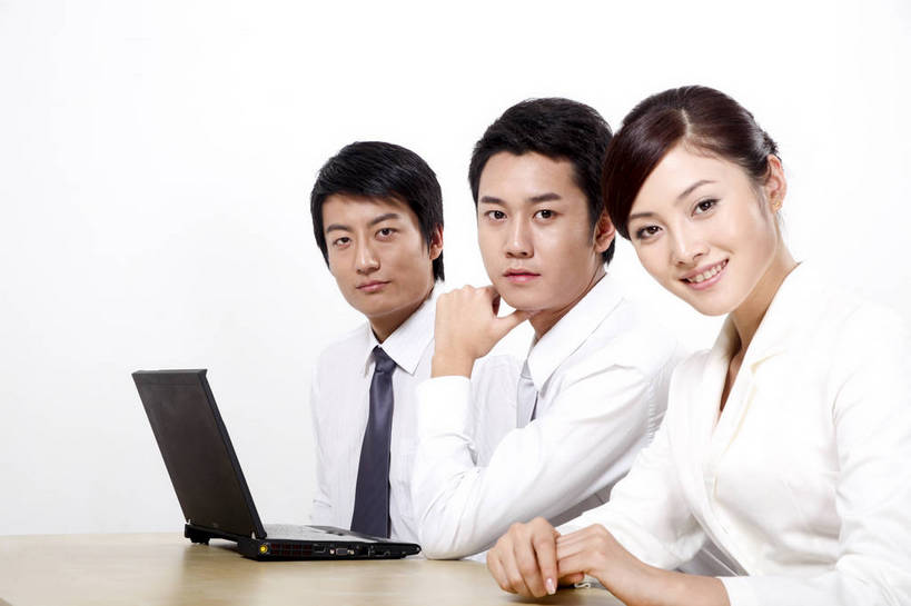 东方人,中年人,三个人,伙伴,朋友,商务人士,商务男性,商务女性,办公室,微笑,横图,彩色,室内,白天,正面,工作服,衬衫,制服,商务,讨论,友谊,成功,合作,团队,计划,竞争,职员,电脑,中国,亚洲,学习,套装,正装,研究,会议,办公用品,领带,年轻,注视,职业装,黄种人,东方,三个,站着,行业,职业,精神,美女,战略,金融,职场,经济,仔细,环境,行政,业务,公司,近景,商务装,贸易,管理人员,工薪阶层,联合,合谋,细心,细致,工作制服,管理,交流,配合,认真,协作,男人,男性,女人,女性,亚洲人,中国人,年轻人,白领,商人,上班族,员工,沟通,坐着,衬衣,工作套服,西服,办公,商业,白领阶层,办公室职员,bj174