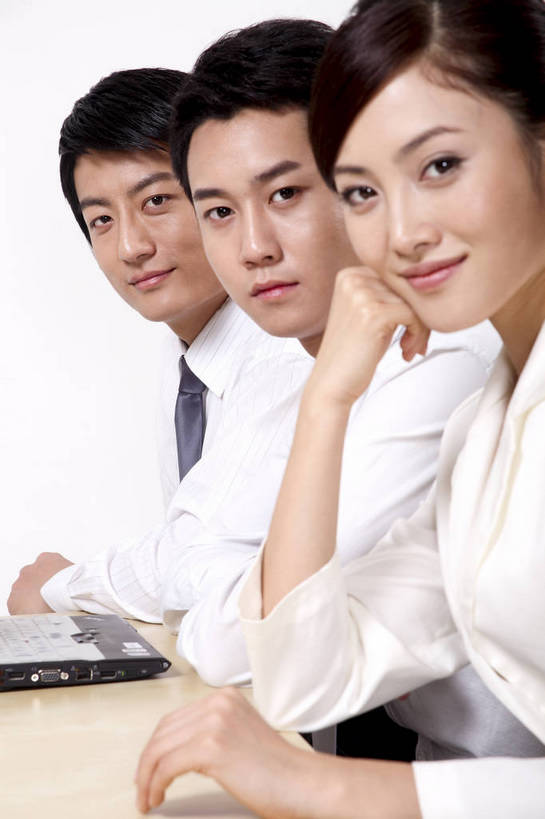 东方人,中年人,三个人,伙伴,朋友,商务人士,商务男性,商务女性,办公室,微笑,竖图,彩色,室内,白天,正面,工作服,衬衫,制服,商务,讨论,友谊,成功,合作,团队,计划,竞争,职员,电脑,中国,亚洲,学习,套装,正装,研究,会议,办公用品,领带,年轻,注视,职业装,黄种人,东方,三个,站着,行业,职业,精神,美女,战略,金融,职场,经济,仔细,环境,行政,业务,公司,近景,商务装,贸易,管理人员,工薪阶层,联合,合谋,细心,细致,工作制服,管理,交流,配合,认真,协作,男人,男性,女人,女性,亚洲人,中国人,年轻人,白领,商人,上班族,员工,沟通,坐着,衬衣,工作套服,西服,办公,商业,白领阶层,办公室职员,bj174