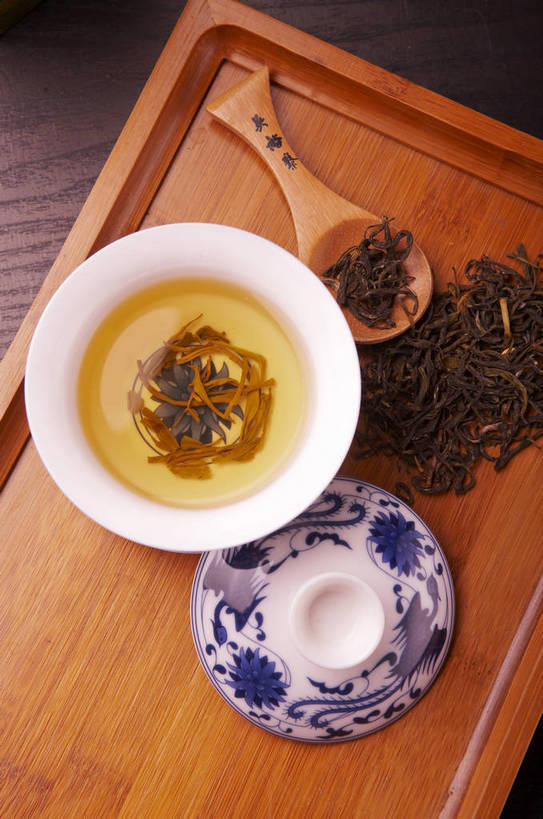 无人,摄影师,竖图,室内,棚拍,茶,静物,中国,亚洲,红色背景,民俗,泡茶,文化,传统,东方,民族,茶具,创意,青花瓷,茶艺,古书,文明,近景,古朴,摄像师,独特,茶杯,茶文化,bj174