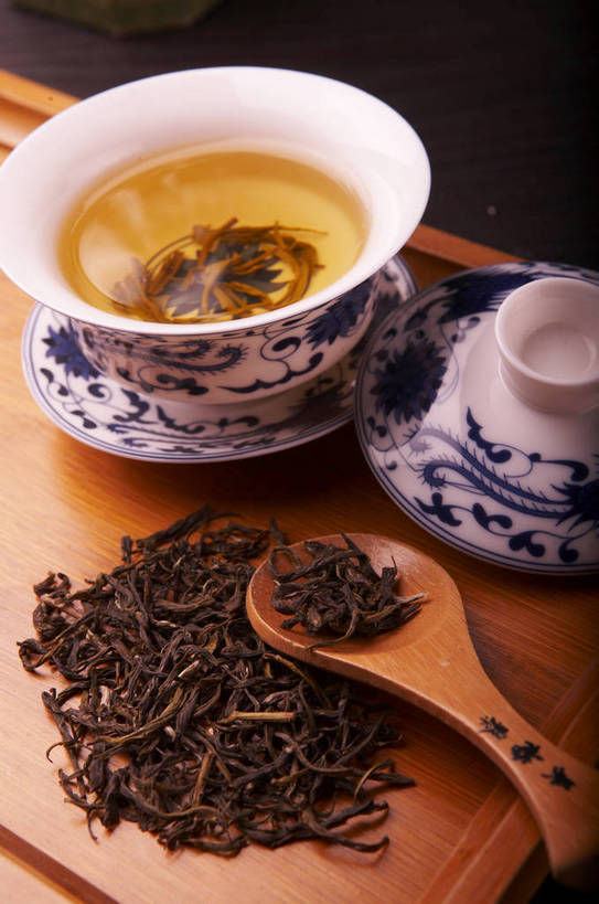 无人,摄影师,竖图,室内,棚拍,茶,静物,中国,亚洲,红色背景,民俗,泡茶,文化,传统,东方,民族,茶具,创意,青花瓷,茶艺,古书,文明,近景,古朴,摄像师,独特,茶杯,茶文化,bj174