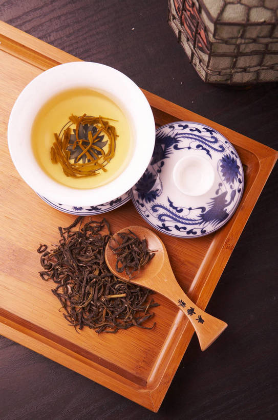 无人,摄影师,竖图,室内,棚拍,茶,静物,中国,亚洲,红色背景,民俗,泡茶,文化,传统,东方,民族,茶具,创意,青花瓷,茶艺,古书,文明,近景,古朴,摄像师,独特,茶杯,茶文化,bj174