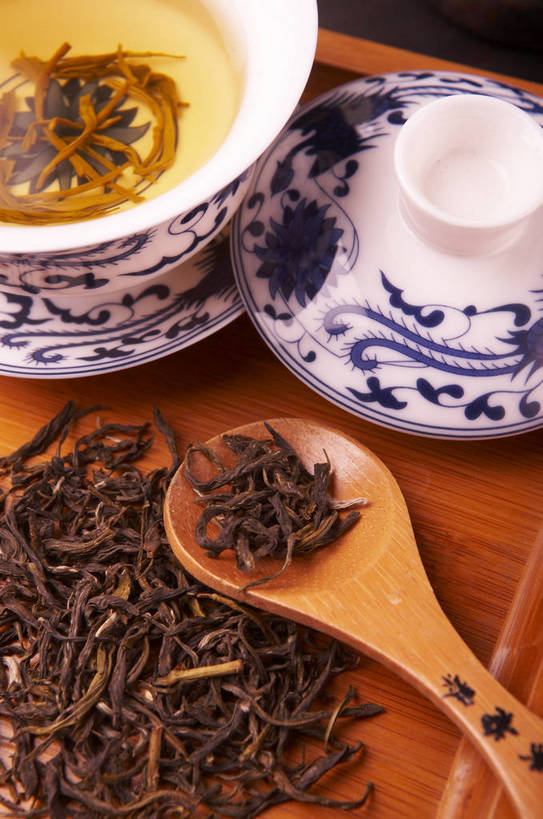 无人,摄影师,竖图,室内,棚拍,茶,静物,中国,亚洲,红色背景,民俗,泡茶,文化,传统,东方,民族,茶具,创意,青花瓷,茶艺,古书,文明,近景,古朴,摄像师,独特,茶杯,茶文化,bj174