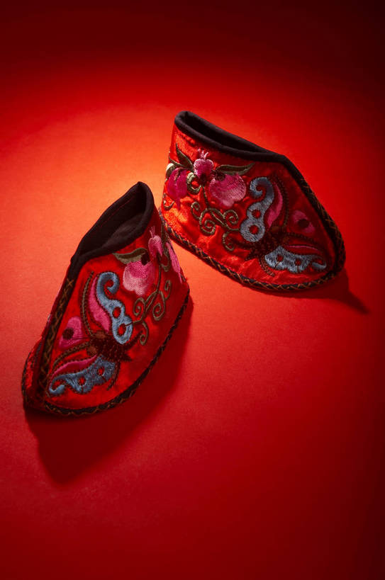 摄影师,竖图,室内,特写,棚拍,静物,鞋子,中国,春节,装饰,民俗,挂饰,手工艺品,文化,传统,东方,红色,习俗,虎头鞋,童鞋,吉祥,象征,精细,精美,摄像师,手工艺,细致,平安,猫头鞋,bj174